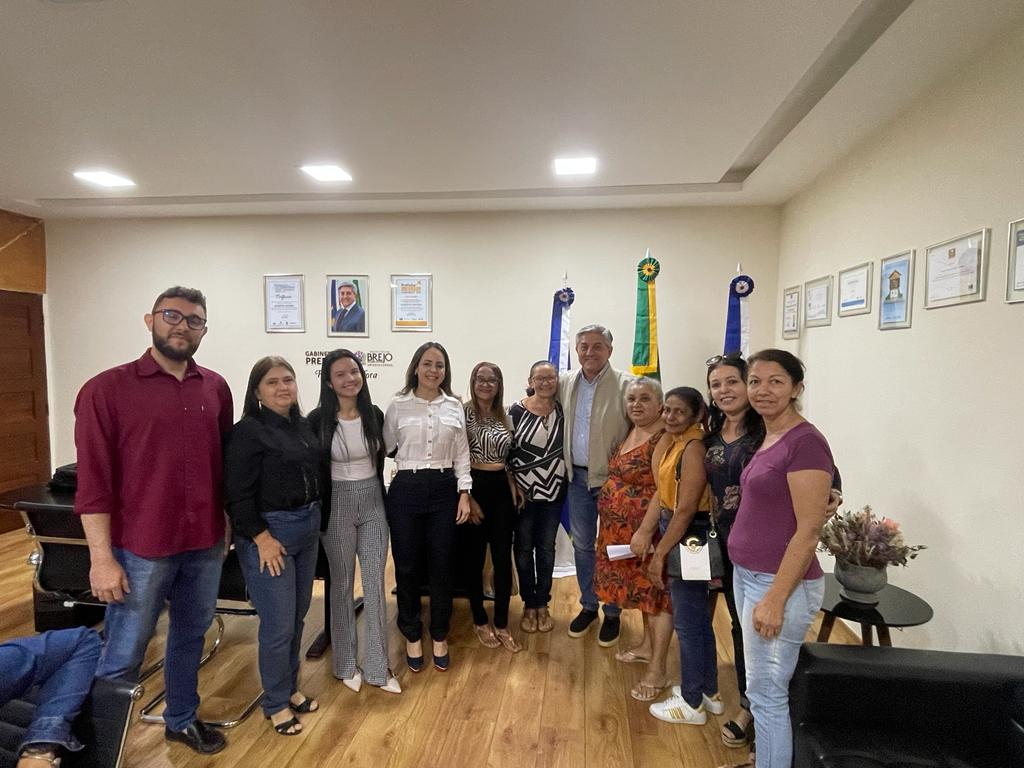 Prefeito recebe novos aposentados do IPRESB.
