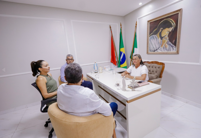 Prefeita Tia Júlia antecipa pagamento da folha salarial de fevereiro