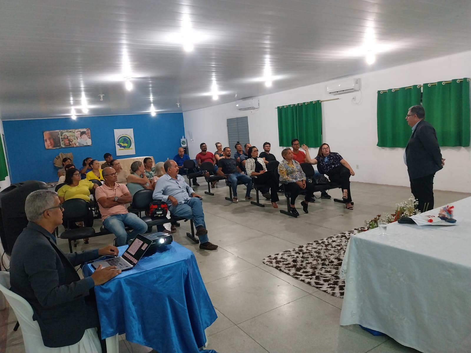 PALESTRA REALIZADA COM OS SERVIDORES DA SAÚDE E ASSISTÊNCIA SOCIAL DA REDE MUNICIPAL, MINISTRADA PELO ESPECIALISTA EM PREVIDÊNCIA DR. JÚNIOR FRANÇA.